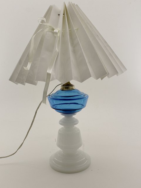 Opalini olie lampe med blå beholde forandret til el. 19.årh. 
