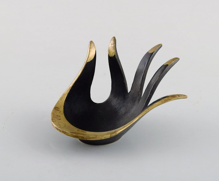 Walter Bosse, østrigsk kunstner og designer (f. 1904, d. 1974) for Herta Baller. 
"Black gold line" hånd i bronze. 1950