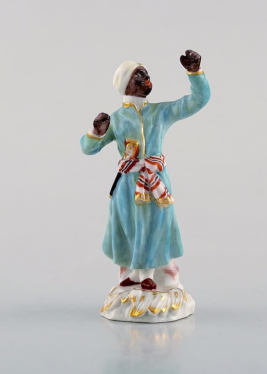 Sjælden antik Meissen miniature figur efter Johann Joachim Kändler i håndmalet 
porcelæn. Morian. Dateret 1850-80. 
