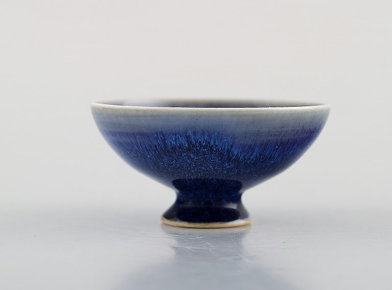 Sven Wejsfelt for Gustavsberg Studio Hand. Unika skål på fod i glaseret keramik. 
1990. Smuk glasur i blå nuancer.
