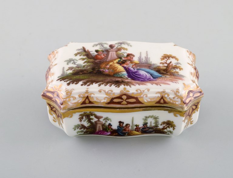 Sjælden antik Meissen tabatiere i håndmalet porcelæn med romantiske scenerier og 
gulddekoration. Dateret 1876.

