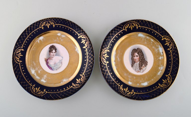 Two decorative plates in hand-painted porcelain with gold decoration. Motifs of 
Louis XIV and Madame Récamier. Vienna, circa 1900.
