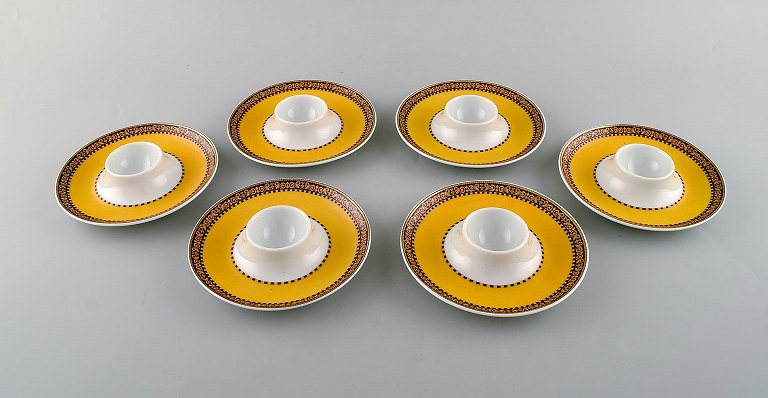 Gianni Versace for Rosenthal. Seks "Barocco" æggebægre i porcelæn med 
gulddekoration. Sent 1900-tallet. 
