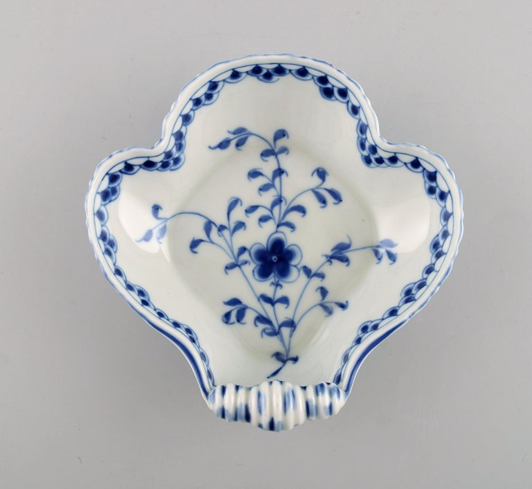 Bing & Grøndahl / B&G, "Sommerfugl". Muslingeformet skål i håndmalet porcelæn. 
Modelnummer: 347.
