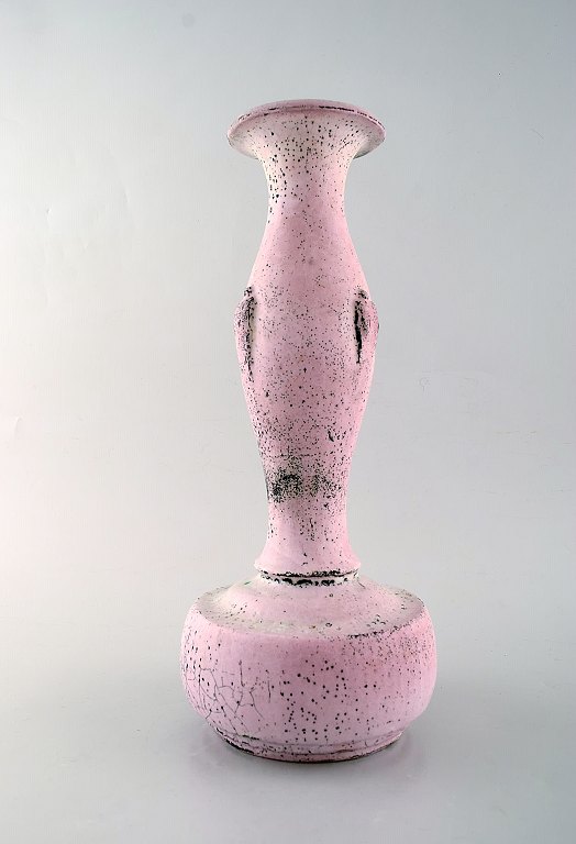 Svend Hammershøi for Kähler, HAK. Smalhalset vase i glaseret stentøj. Smuk 
gråsort dobbeltglasur med lyserøde indslag, usædvanlig glasur. 1930/40