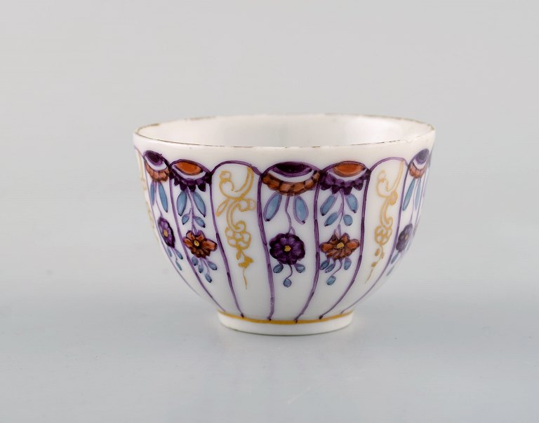 Royal Copenhagen. Antik og sjælden kop i håndmalet porcelæn. Museumskvalitet. 
Dateret 1820-1850.
