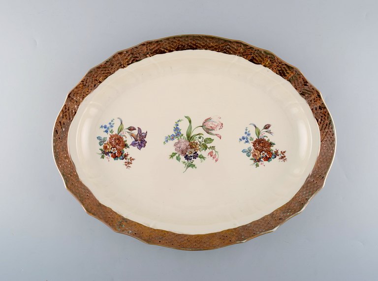 Royal Copenhagen serveringsfad i porcelæn med blomstermotiver og guldkant. Midt 
1900-tallet.
