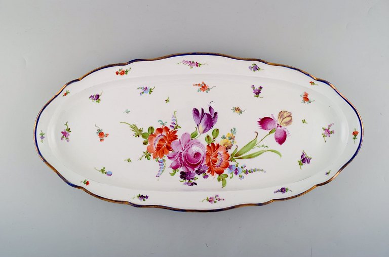 Stort antikt Meissen serveringsfad i håndmalet porcelæn, med blomstermotiver. 
Sent 1800-tallet.
