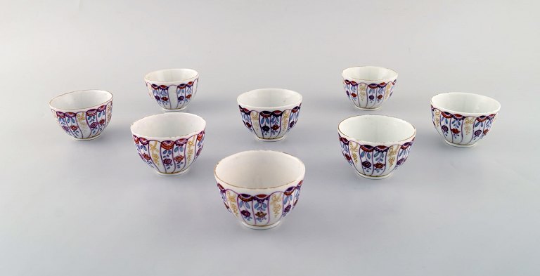 Royal Copenhagen. Otte antikke og sjældne "Tyrkerkopper" i håndmalet porcelæn. 
Museumskvalitet. Sent 1700-tallet.
