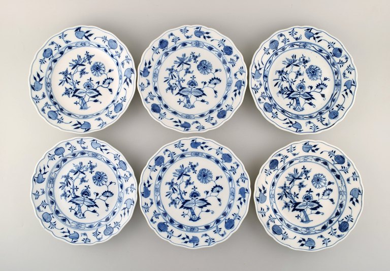 Seks antikke Meissen "Løgmønstret" middagstallerkener i håndmalet porcelæn. 
Tidligt 1900-tallet. 
