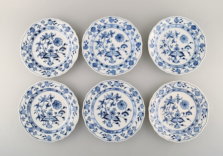 Seks antikke Meissen "Løgmønstret" frokosttallerkener i håndmalet porcelæn. 
Tidligt 1900-tallet. 
