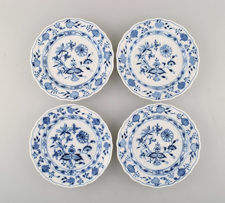 Fire antikke Meissen "Løgmønstret" frokosttallerkener i håndmalet porcelæn. 
Tidligt 1900-tallet.

