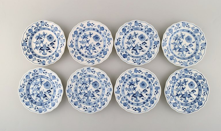 Eight antique Meissen "Blue Onion" plates in hand-painted porcelain. Early 20th 
century.
