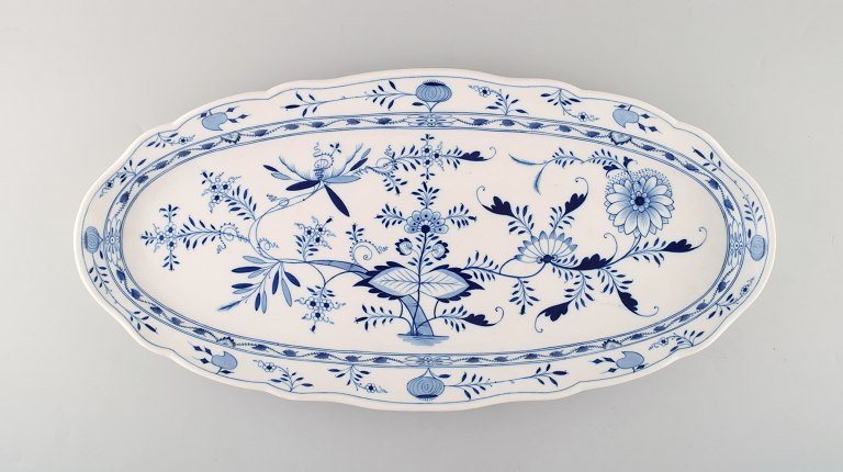 Colossal Antique Meissen "Blue Onion" fish dish in hand-painted porcelain. Early 
20th century.
