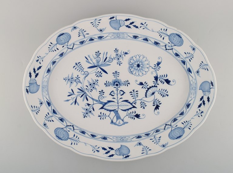 Kolossalt Antikt Meissen "Løgmønstret" serveringsfad i håndmalet porcelæn. 
Tidligt 1900-tallet.
