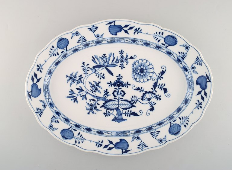 Huge antique Meissen "Blue Onion" serving dish in hand-painted porcelain. Early 
20th century.
