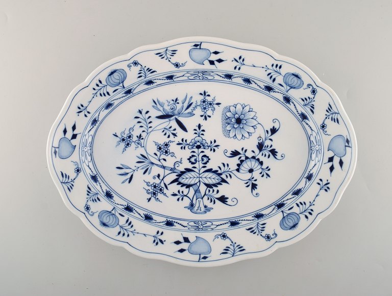 Stort antikt Meissen "Løgmønstret" serveringsfad i håndmalet porcelæn. Tidligt 
1900-tallet.
