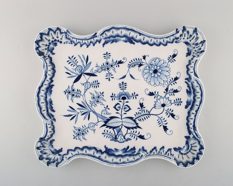 Stor antik Meissen "Løgmønstret" serveringsbakke i håndmalet porcelæn. Tidligt 
1900-tallet.
