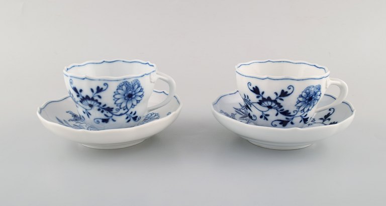 To antikke Meissen "Løgmønstret" kaffekopper med underkop i håndmalet porcelæn. 
Tidligt 1900-tallet.
