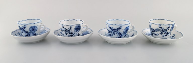 Fire antikke Meissen "Løgmønstret" kaffekopper med underkop i håndmalet 
porcelæn. Tidligt 1900-tallet.
