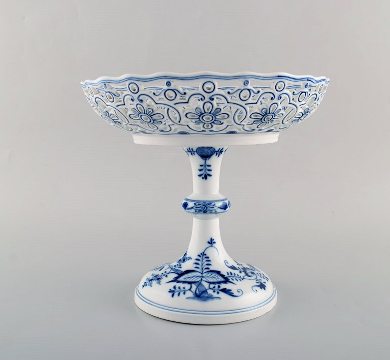 Antik Meissen "Løgmønstret" opsats i gennembrudt, håndmalet porcelæn. Tidligt 
1900-tallet.
