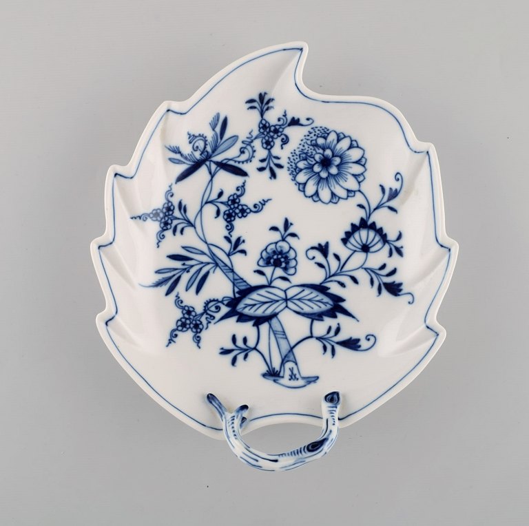 Antique Meissen "Blue Onion" leaf shaped dish in hand-painted porcelain. Early 
20th century.
