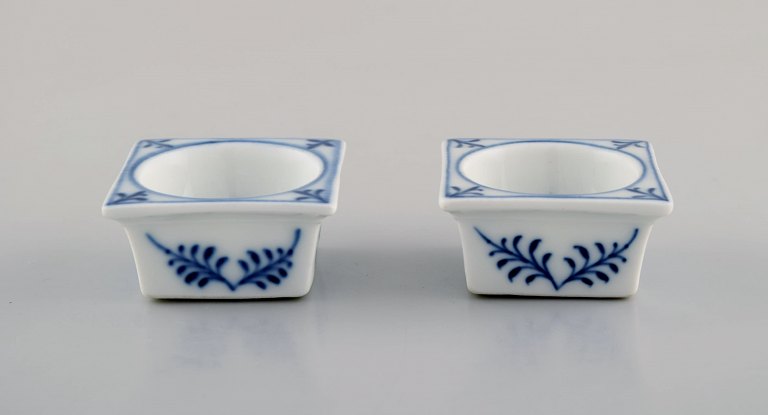 To antikke Meissen "Løgmønstret" saltkar i håndmalet porcelæn. Tidligt 
1900-tallet.

