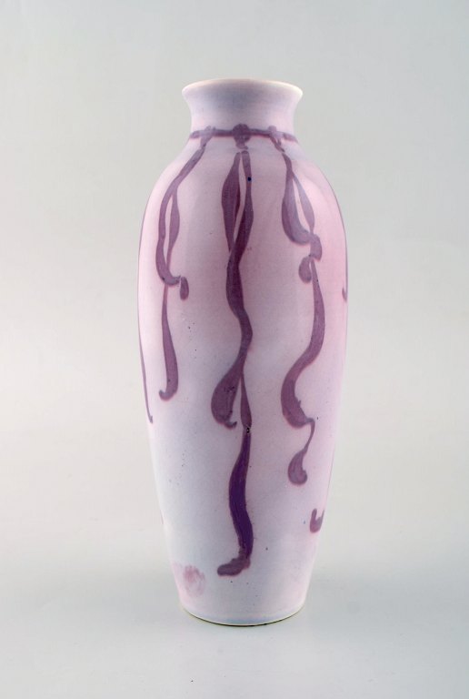 Gunnar Wennerberg for Gustafsberg. Unika art nouveau vase i glaseret keramik. 
Lilla bånd på lyserød bund. Ca 1900.
