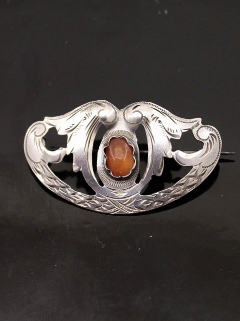 826 sølv jugend broche L. 4,2 cm. med rav