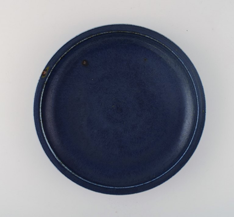 Round Saxbo dish in glazed stoneware. Beautiful glaze in deep blue shades.
