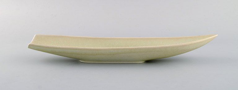 Stig Lindberg (1916-1982) for Gustavsberg. Rare Endive dish in glazed ceramics. 
Beautiful eggshell glaze. 1960s.
