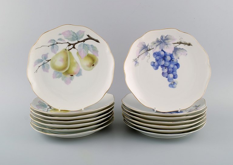 Kronach, Tyskland. 14 porcelænstallerkener med håndmlaede frugter. 1940