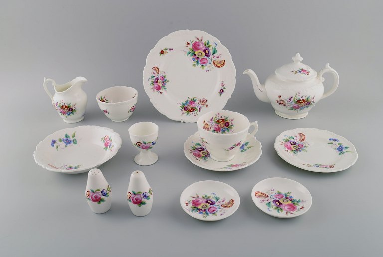 Coalport, England. Egoist morgen / teservice i porcelæn dekoreret med blomster. 
1960/70