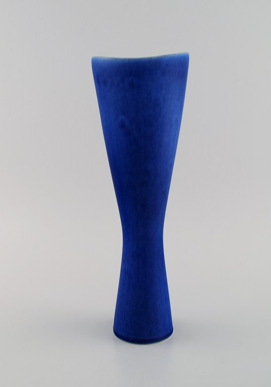 Stig Lindberg (1916-1982) for Gustavsberg. Vase i glaseret keramik. Smuk glasur 
i blå nuancer. Svensk design, midt 1900-tallet.
