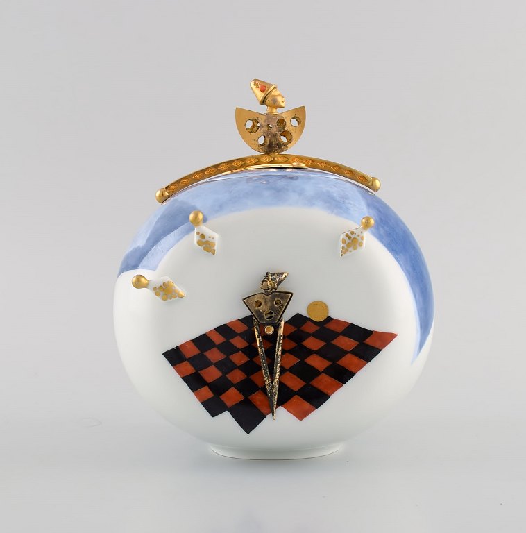 Silvia Klöde (f. 1956) og Alfred Weber for Meissen. Surrealistisk "Le jeune 
Harlekin" lågevase i håndmalet porcelæn. Lågknop i forgyldt messing. 1980