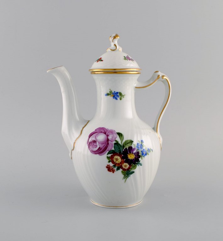 Royal Copenhagen Saksisk Blomst kaffekande i håndmalet porcelæn med blomster og 
gulddekoration. Modelnummer 493/1517. Dateret 1939.
