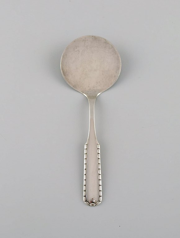 Tidlig Georg Jensen Perle serveringspade i sølv (830). Dateret 1915-1930.
