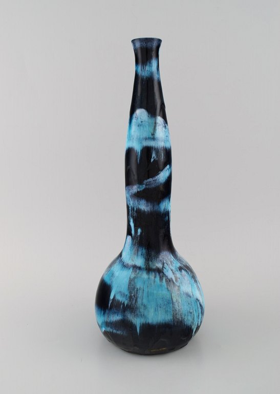 Otello Rosa for Miracoli, Venezia. Large unique vase in glazed stoneware. 
Beautiful glaze in dark and light blue shades. Italian design, mid 20th century.
