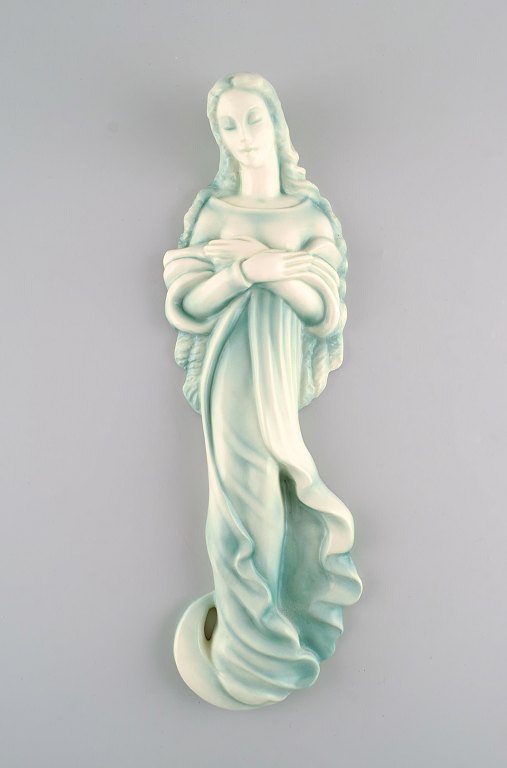 Goldscheider, Østrig. Art deco vægfigur i glaseret keramik. Madonna. Smuk glasur 
i turkis nuancer. 1940