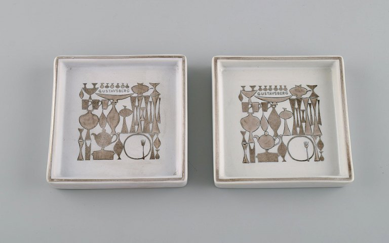 Stig Lindberg (1916-1982) for Gustavsberg. Two small Grazia dishes in glazed 
stoneware with silver inlay. Mid-20th century.
