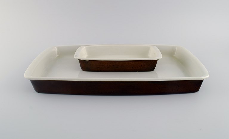 Stig Lindberg for Gustavsberg. Two Coq serving dishes in glazed stoneware. 
Beautiful glaze in brown shades. Swedish design, 1960s.
