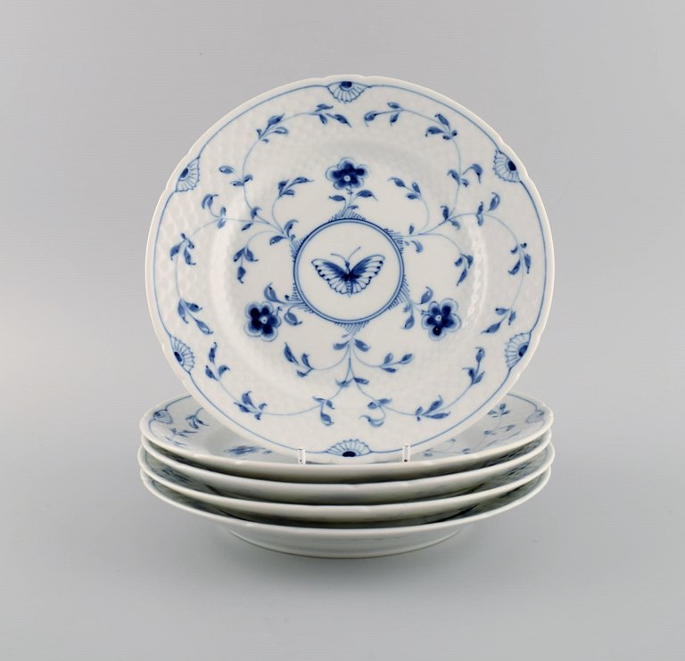 Fem Bing & Grøndahl Sommerfugl frokosttallerkener i håndmalet porcelæn. 
Modelnummer 26. Midt 1900-tallet.
