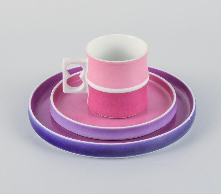 Arzberg, Tyskland, Chromatics kaffesæt med krus og to tallerkner i lilla og pink 
nuancer.
Sen 1900-tallet, Modernistisk.