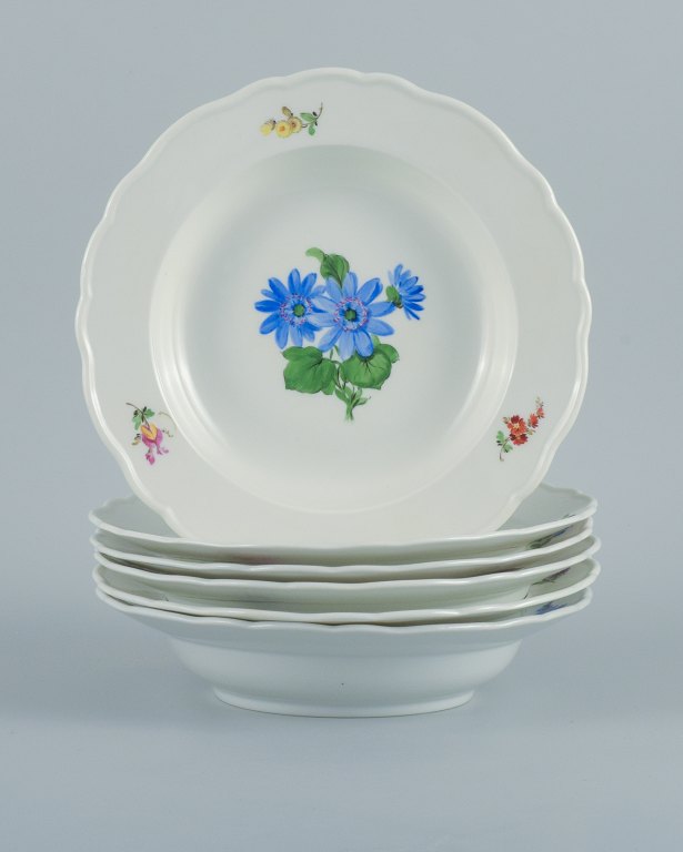 Meissen, Tyskland.
Seks dybe tallerkner af porcelæn dekoreret med blomster.