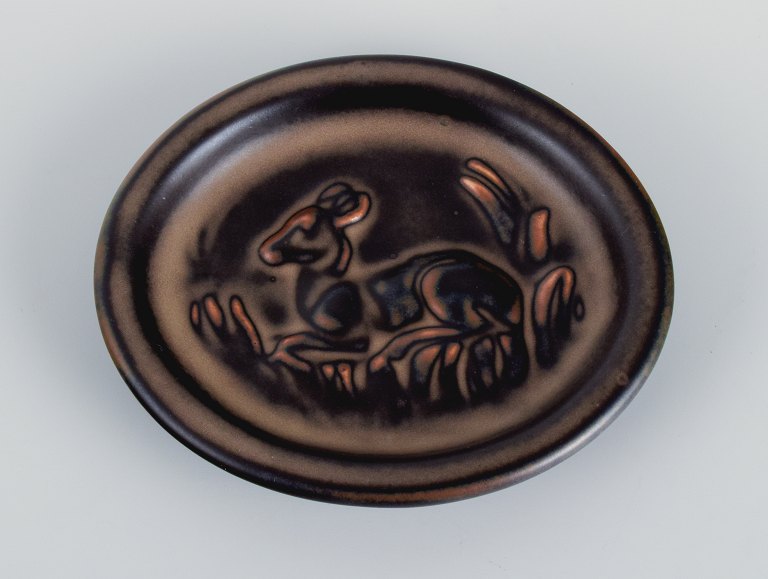 Knud Kyhn (1880-1969) for Royal Copehagen.
Lille keramikfad med motiv af liggende hjort.
