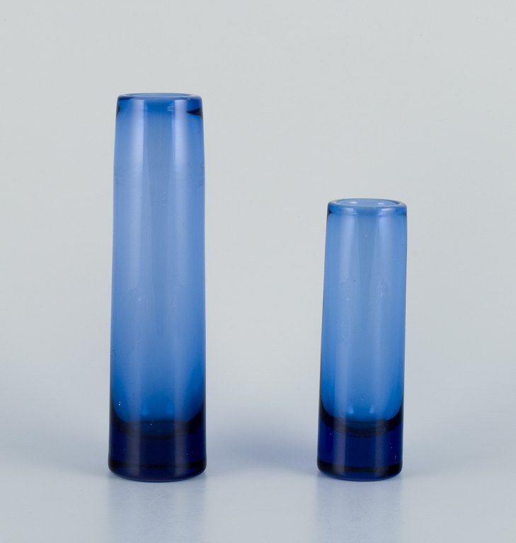 Per Lütken for Holmegaard.
To cylinderformede kunstglasvaser i blåt glas.