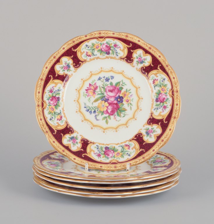 Royal Albert, England. Et sæt seks ”Lady Hamilton” tallerkner med polykrome 
blomstermotiver. Gulddekoration.