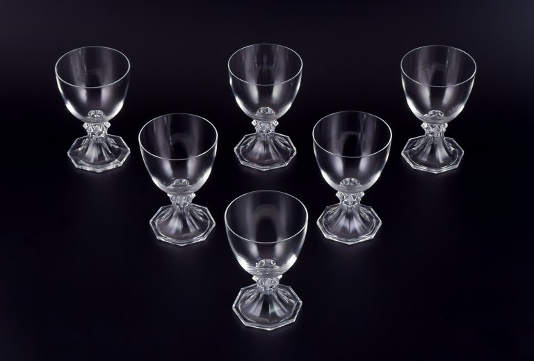 Val St. Lambert, Belgien. Et sæt på seks rødvinsglas i klart mundblæst 
krystalglas.