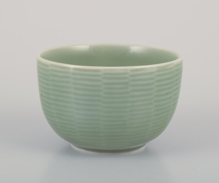 Axel Salto (1889-1961) for Royal Copenhagen. Keramikskål med riflet dekoration. 
Celadon glasur.