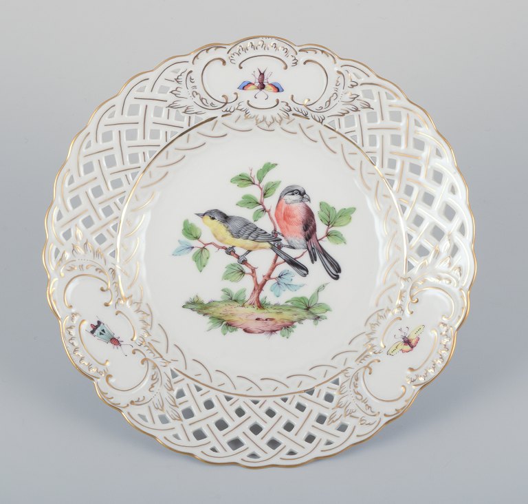 Meissen, Tyskland.  Gennembrudt porcelænstallerken. Håndmalet med fuglemotiv og 
insekter, guldkant.